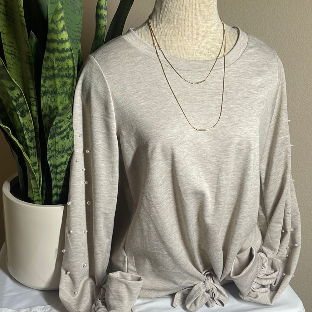 Long sleeve front or not sweater shirt cream size s